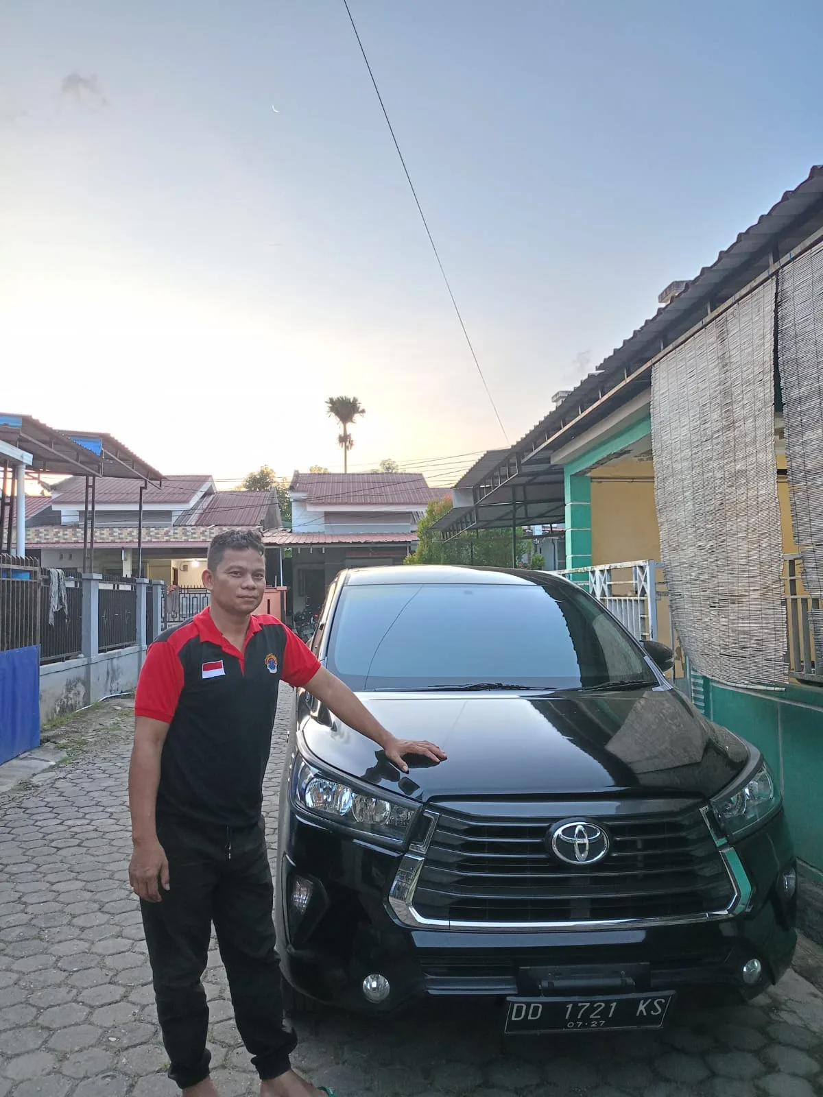 Sopir EmpatDua Rental siap mengantar klien dengan Toyota Innova di Kendari